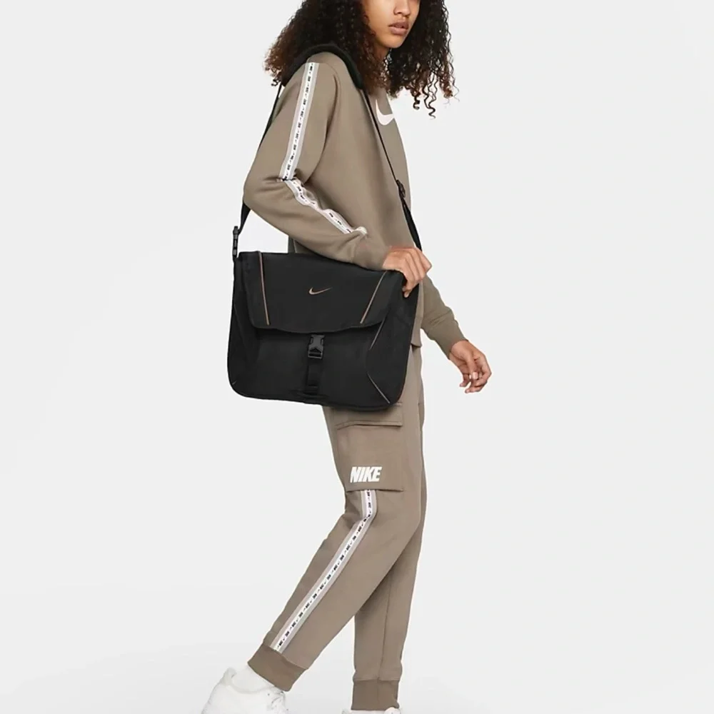 Nike Essential messenger bag